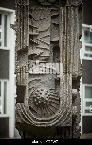 Drei TOTEM SKULPTUREN VORDEREN INNENHOF ALLERTON GEBÄUDE SALFORD UNIVERSITY CAMPUS von William Mitchell-minütigen Männer Skulpturen Stockfoto