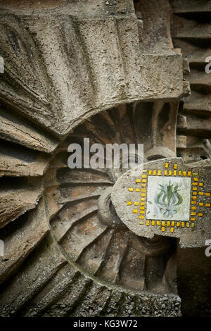 Drei TOTEM SKULPTUREN VORDEREN INNENHOF ALLERTON GEBÄUDE SALFORD UNIVERSITY CAMPUS von William Mitchell-minütigen Männer Skulpturen Stockfoto