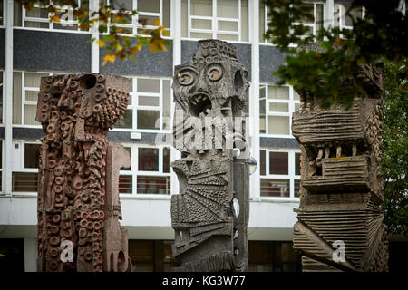 Drei TOTEM SKULPTUREN VORDEREN INNENHOF ALLERTON GEBÄUDE SALFORD UNIVERSITY CAMPUS von William Mitchell-minütigen Männer Skulpturen Stockfoto