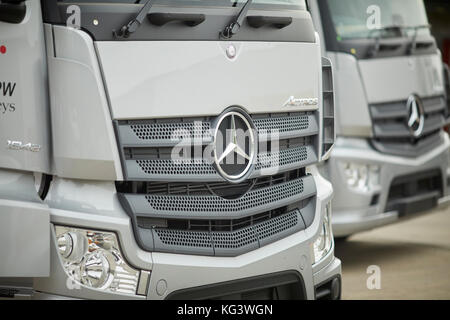 Frontgrills eines neuen Mercedes-Benz-Lkw Stockfoto