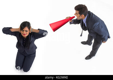 Geschäftsmann durch Megaphon riefen auf geschäftsfrau Stockfoto