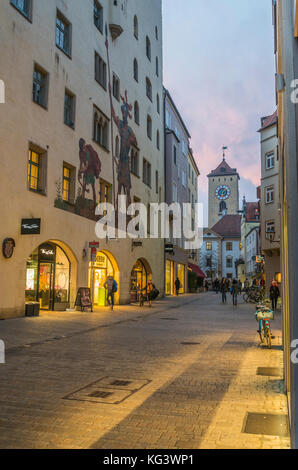 Street Scene mit Wandmalereien von David und Goliath in der bayerischen Stadt Regensburg ein UNESCO-Weltkulturerbe Stadt Stockfoto