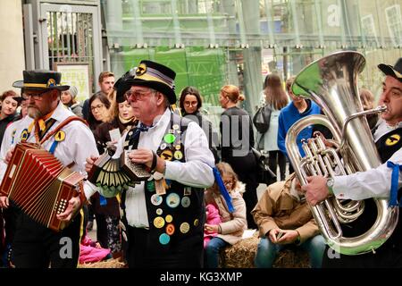 Morris Tänzerin Musikern in London Borough Market Stockfoto