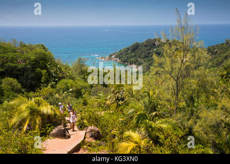 Die Seychellen, Praslin, Anse Marie-Louise, Fond Ferdinand Naturschutzgebiet, Touristen klettern Pfad zum Gipfel Stockfoto