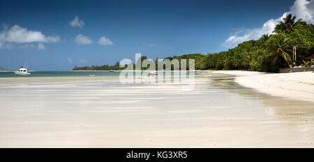 Die Seychellen, Praslin, Grand Anse, Strand bei Ebbe, Panoramablick Stockfoto