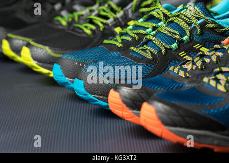 Drei Paar Laufschuhe übung/Trainer auf einen Fitnessraum, mit potenziellen text/Raum schreiben Stockfoto