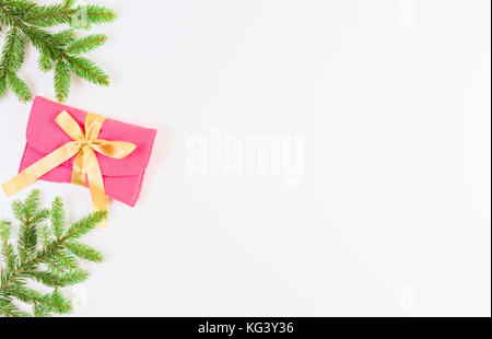 Weihnachten Hintergrund. christmas tree branch und Gegenwart mit Gold Ribbon auf weißem Hintergrund Stockfoto