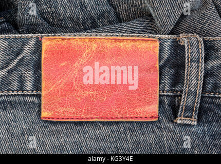 Leer leder Aufkleber auf Blue Jeans Hintergrund Stockfoto