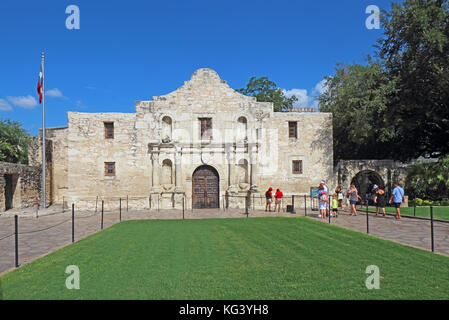 Touristen im Alamo in San Antonio, Texas; SAN ANTONIO, TEXAS - 6. AUGUST 2017: Touristen besuchen die Kapelle in der Alamo Mission, der ehemaligen Misi-n Stockfoto