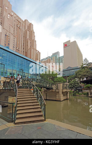 San Antonio, Texas - 7. August 2017: Touristen auf der San Antonio River Walk in der Nähe der Rivercenter Mall. Diese miteinander verbundenen Netz von Wanderwegen auf dem San a Stockfoto