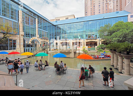 San Antonio, Texas - 7. August 2017: Touristen auf der San Antonio River Walk in der Nähe der Rivercenter Mall. Diese miteinander verbundenen Netz von Wanderwegen auf dem San a Stockfoto