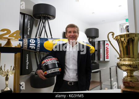 Ex Formule 1 coureur Thierry Boutsen neben der Formel 1 Auto, die zu seinen ersten Sieg mit Williams im Jahr 1989 beigetragen. Stockfoto