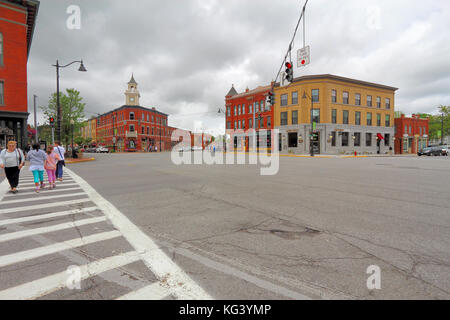 Hamilton, New York - 27. Mai 2017: Gebäude an einer Kreuzung in der Innenstadt in der Nähe von Hamilton in der Nähe der Colgate University in New York. Stockfoto