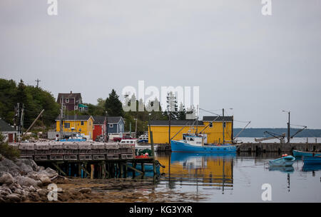 Nova Scotia, Kanada - 30. August 2017: Finihsed ihre Arbeit für den Tag, Fischerboote und Fischkutter sitzen in kleinen Fischerdörfern entlang der Sou gebunden Stockfoto