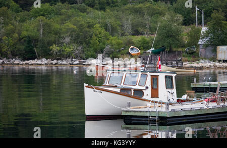 Nova Scotia, Kanada - 30. August 2017: Finihsed ihre Arbeit für den Tag, Fischerboote und Fischkutter sitzen in kleinen Fischerdörfern entlang der Sou gebunden Stockfoto