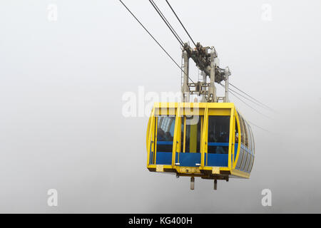 Katoomba, Australien - 25. September 2015: Die malerische Welt Skyway kommt aus dem Nebel, wirbelt um die Blauen Berge, ein Weltkulturerbe in Stockfoto