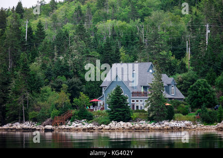 Nova Scotia, Kanada - 30. August 2017: Wohnungen sitzen, die entlang der Küste von Süden Nova Scotias Küste. Stockfoto