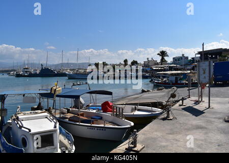 Boote am malerischen Hafen in der Nähe von Latchi polis Paphos chrysochou im Bezirk von Zypern. Stockfoto