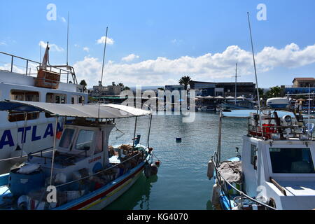 Boote am malerischen Hafen in der Nähe von Latchi polis Paphos chrysochou im Bezirk von Zypern. Stockfoto