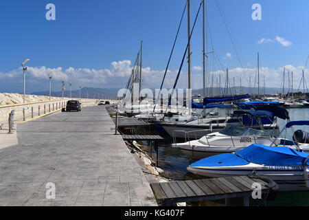 Boote am malerischen Hafen in der Nähe von Latchi polis Paphos chrysochou im Bezirk von Zypern. Stockfoto