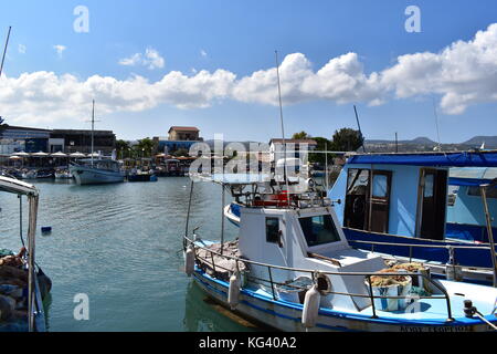 Boote am malerischen Hafen in der Nähe von Latchi polis Paphos chrysochou im Bezirk von Zypern. Stockfoto