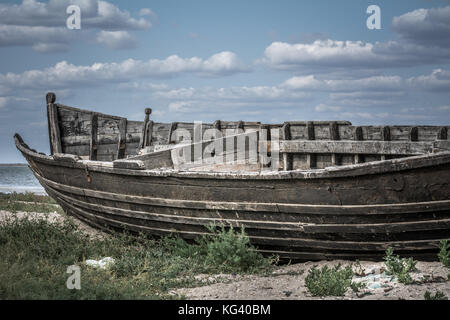 Ein altes hölzernes Boot am Ufer der Mündung in das Dorf in der Nähe des Schwarzen Meeres Stockfoto