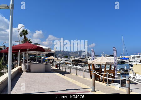 Boote am malerischen Hafen in der Nähe von Latchi polis Paphos chrysochou im Bezirk von Zypern. Stockfoto