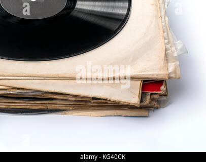 Sammlung von gebrauchten Schallplatten. isoliert auf Weiss. Stockfoto