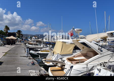 Boote am malerischen Hafen in der Nähe von Latchi polis Paphos chrysochou im Bezirk von Zypern. Stockfoto