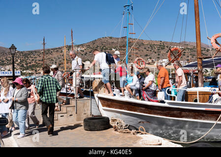 Die Spinalonga Island Fähre fährt mit Passagieren zurück, die in den Ferienort Elounda, Kreta, Griechenland, aussteigen. Oktober 2017 Stockfoto