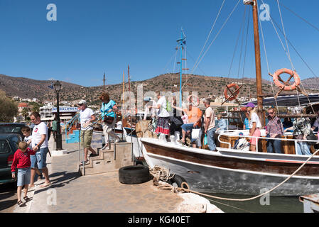 Die Spinalonga Island Fähre fährt mit Passagieren zurück, die in den Ferienort Elounda, Kreta, Griechenland, aussteigen. Oktober 2017 Stockfoto