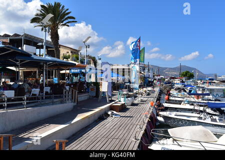 Boote am malerischen Hafen in der Nähe von Latchi polis Paphos chrysochou im Bezirk von Zypern. Stockfoto