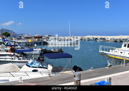 Boote am malerischen Hafen in der Nähe von Latchi polis Paphos chrysochou im Bezirk von Zypern. Stockfoto