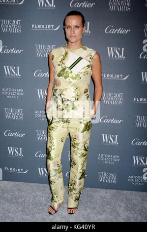 Olympia Scarry nimmt am 1. November 2017 an den WSJ Magazine Innovator Awards im Museum of Modern Art 2017 in New York City Teil. Stockfoto