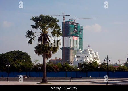 Ein neues Gebäude steigt mit dem Einsatz von Baukränen in der Nähe des Ministeriums für Umwelt Hauptsitz auf Ko pech Insel in Phnom Penh, Kambodscha. Stockfoto