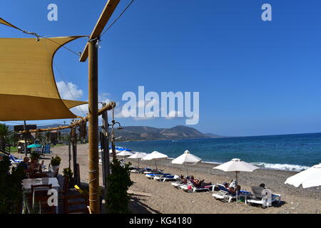 Strand Szene am malerischen Hafen in der Nähe von Latchi polis Paphos chrysochou im Bezirk von Zypern. Stockfoto