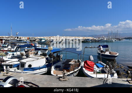 Boote am malerischen Hafen in der Nähe von Latchi polis Paphos chrysochou im Bezirk von Zypern. Stockfoto