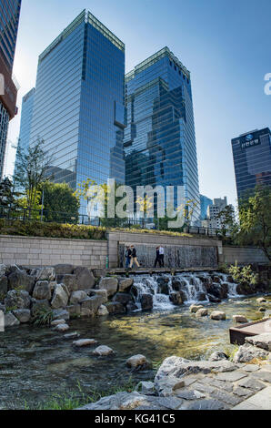 Wolkenkratzer und Wasserfall, erfrischt und recycelt das Wasser aus dem Fluss Cheonggyecheon, zentrale Seoul in Südkorea Stockfoto