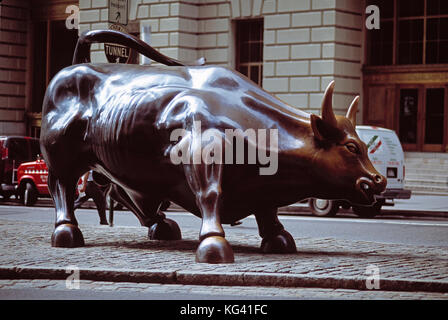 USA. New York. Manhattan. Charging Bull Bronzeskulptur vor der New Yorker Börse an der Wall Street. Stockfoto
