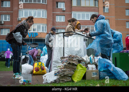 Freiwillige sammeln Hausmüll für das Recycling auf einem Platz in der Stadt Zheleznodoroschny in der russischen Provinz Moskau. Die Einwohner haben ihre Abfälle in den vergangenen Wochen zu Hause vorab sortiert und können sie hier in separaten Taschen oder Behältern für den weiteren Transport und das Recycling ablegen. Im Moment kommen die Freiwilligen einmal im Monat hierher, aber die Idee gewinnt an Popularität. Die Abfallsortierung ist in Russland immer noch ungewöhnlich, wo rund 90 Prozent des Hausmülls auf riesigen, offenen Müllhalden landen. Stockfoto