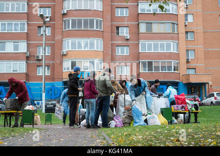 Die Freiwilligen sammeln Hausmüll für das Recycling in einem Platz in der Stadt der Provinz zheleznodorozhny, Moskau, Russland. Die lokalen Bewohner haben ihre Abfälle im Voraus zu Hause in den letzten Wochen sortiert und können es in separaten Beuteln oder Container hier verlassen, für den Weitertransport und anderswo Recycling. für jetzt, die Freiwilligen hier einmal im Monat kommen, aber die Idee gewinnt an Popularität. Abfall Sortierung ist noch in Russland, wo etwa 90 Prozent der Hausmüll bis zu riesigen, offenen Müllhalden endet selten. Stockfoto