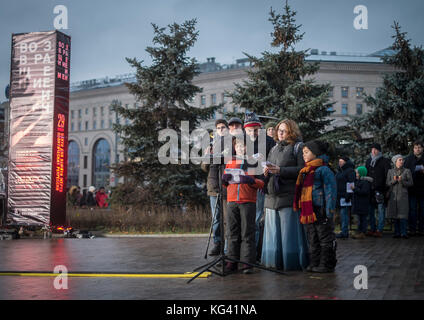 Mehr als 5.000 Menschen nahmen am 29. Oktober 2017 an einer Zeremonie auf dem Moskauer Lubyanka-Platz Teil, um den Opfern des politischen Terrors während der kommunistischen Ära zu gedenken. Zwölf Stunden lang lesen die Menschen die Namen derer, die getötet oder verschwunden sind, vor allem auf dem Höhepunkt des stalinistischen Terrors in den Jahren 1937 bis 1938. Allein in Moskau wurden mehr als 30.000 Menschen ermordet. Das Lesen der Namen der Opfer ist seit 2007 eine jährliche Tradition. Die Zeremonie findet neben der ersten Gedenkstätte für die Opfer des politischen Terrors statt, einem riesigen Stein, der 1990 von den Solovetski-Inseln in der Whit hierher gebracht wurde Stockfoto