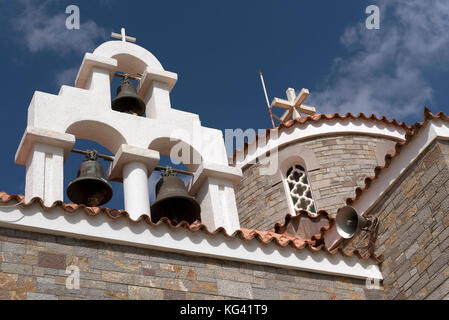 Moderne Griechische Kirche in der kleinen Küstenstadt Plaka Lasithi Region Kreta, Griechenland, Oktober 2017. Stockfoto