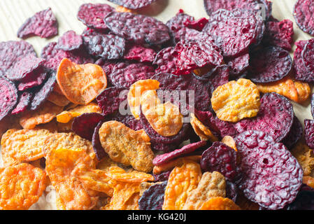 Haufen gebackene Karotten und Rüben chips closeup Stockfoto