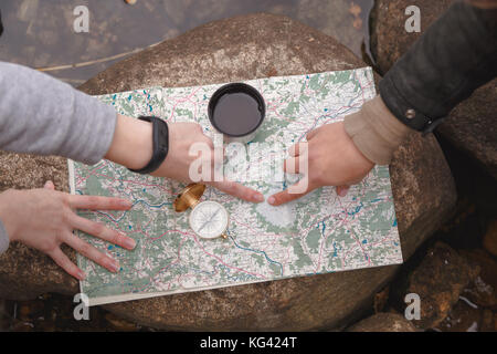 Scout Touristen Planen der Route, Orientieren im Gelände auf der Karte und dem Kompass. Blick von oben. Stockfoto