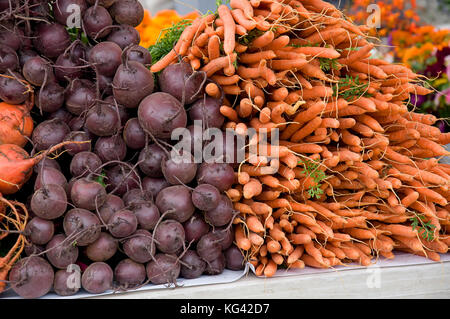 Dies ist ein Lager Bild mit Stapeln von Rote Beete und Karotten Wurzelgemüse. Stockfoto