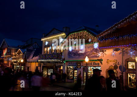 Dies ist eine Bayerische store mit Weihnachten leuchten bei Nacht mit Shopper. Sehr beliebte Touristenattraktion in Leavenworth, Washington USA. Stockfoto