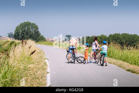 Familie auf Radurlaub im ländlichen Italien im Sommer Stockfoto