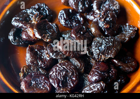 Getrocknete Pflaumen auf Platte closeup Stockfoto