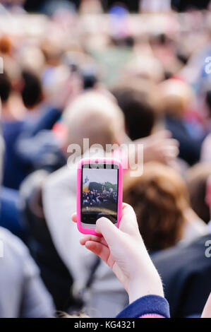 Viele Leute bei einem Konzert im freien Benutzung von Mobiltelefonen, Fotos oder Videos aufnehmen Stockfoto